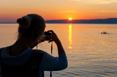 Bir gölde bir Günbatımı Fotoğraf çekimi