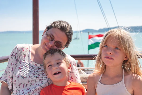 母亲和她的两个孩子在匈牙利巴拉顿湖上与船同行 — 图库照片