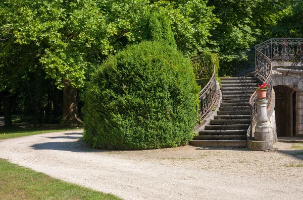 Steintreppe in einem Park — Stockfoto