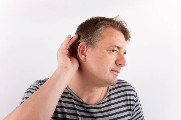 Älterer Mann trägt Hörgerät — Stockfoto