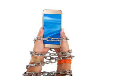 Bir smartphone holding zincirleme eller
