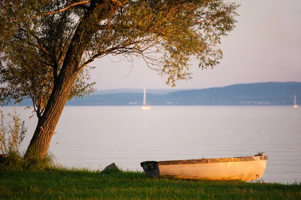 Balaton mit einem Boot bei Sonnenuntergang — Stockfoto