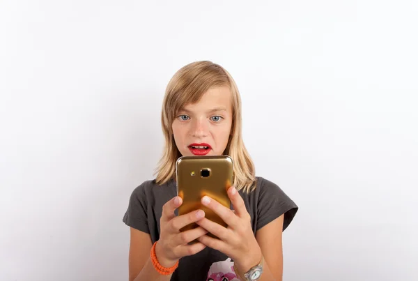 Jovencita adicta al teléfono móvil — Foto de Stock