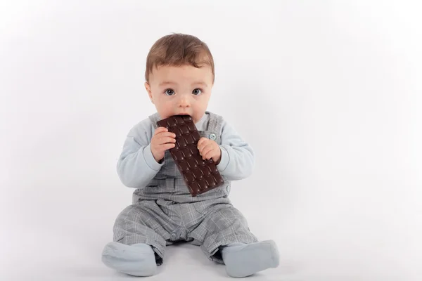 Baby eten van chocolade — Stockfoto