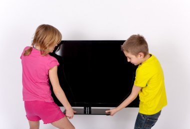 Bir Tv tutan çocuklar