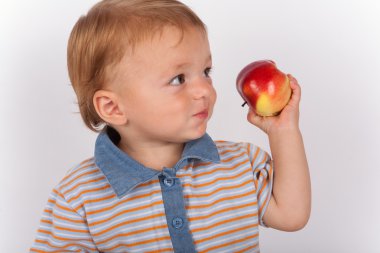 Bebek yeme elma