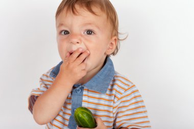 Salatalık yemek aç bebeğim