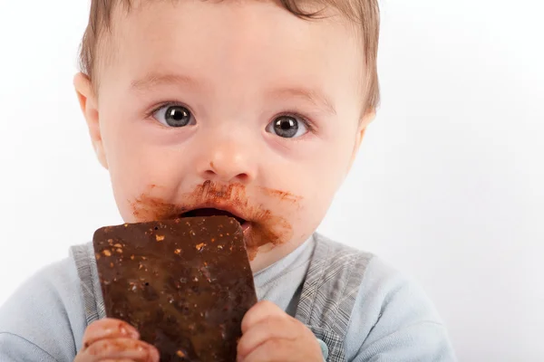 Bebê adorável comer chocolate — Fotografia de Stock