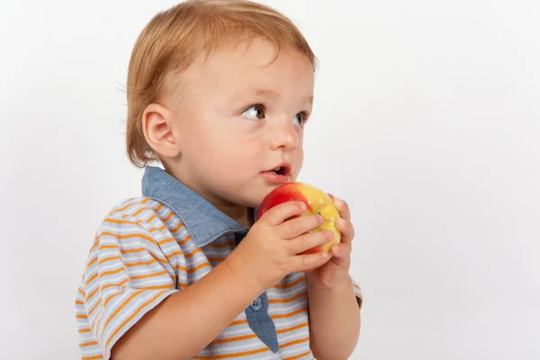 Чарівна дитина їсть яблуко — стокове фото