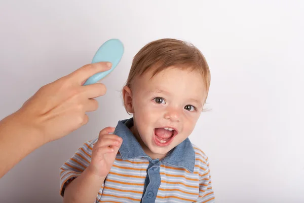Baby does not want combing — Stock Photo, Image