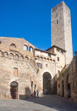 San Gimignano için yapılan yürüyüş turist