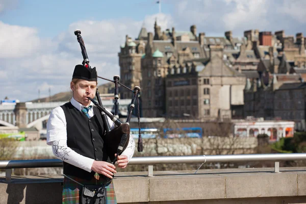 Scottish bagpiper in Edinburgh — Stock Photo, Image