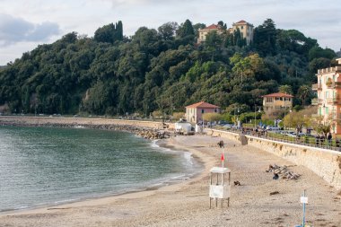 Kumsalda yürüyen turist