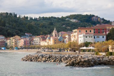 Kumsalda yürüyen turist