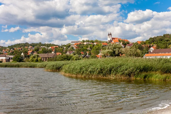 Тихань і красивим озером — стокове фото