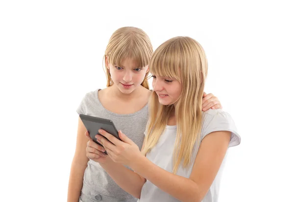 Chicas leyendo un libro divertido — Foto de Stock