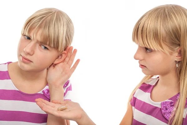 Meisje een gehoorapparaat met haar vriendin — Stockfoto