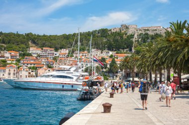 Turistler yürüme Hvar şehrin liman