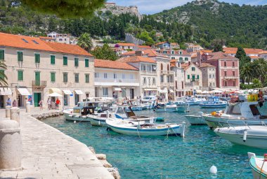 Turistler yürüme Hvar şehrin liman