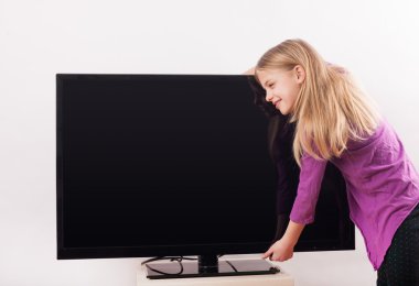 Sevimli kız TV sarılma