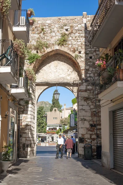 Catania GateThe Catania Gate em Taormina — Fotografia de Stock