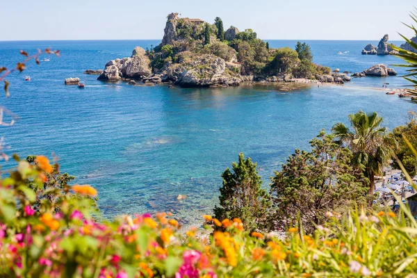 Isola bella mit blumen in italien — Stockfoto