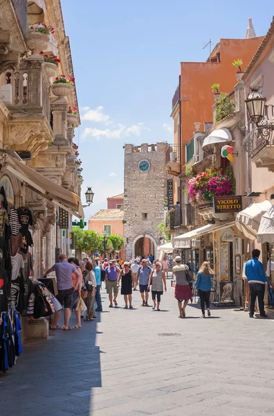 Turister promenader nära klocktornet på Sicilien — Stockfoto