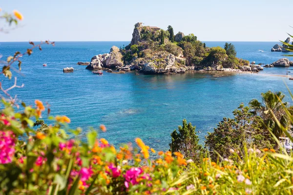Isola Bella con fiori in Italia — Foto Stock