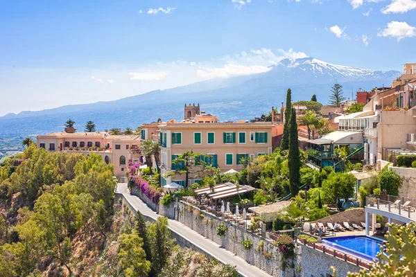 Taormina con volcán Etna en Italia Imagen de archivo