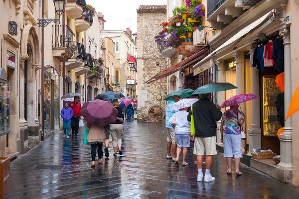 Chuvoso em Taormina cidade — Fotografia de Stock
