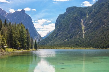Dolomites dağ gölü Dobbiaco