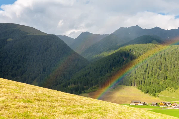 景观与彩虹从白云石 — 图库照片