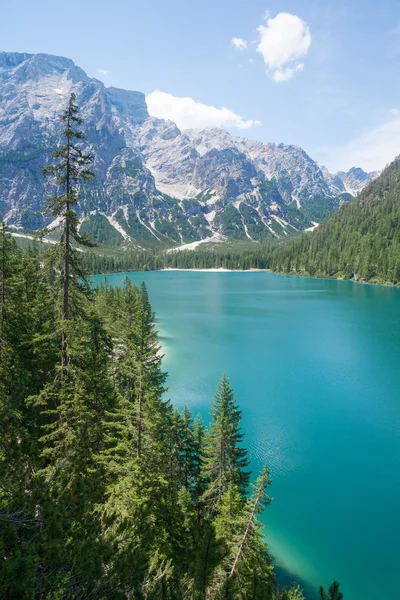 Sjön Braies i Dolomiterna — Stockfoto