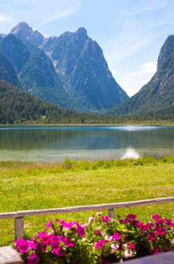 Göl Dobbiaco Dolomites dağlarda