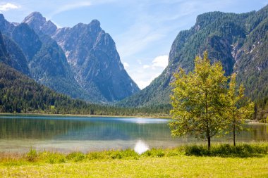 Dolomites dağ gölü Dobbiaco