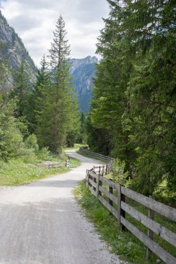 Dağ yolundan Dolomit dağlarda