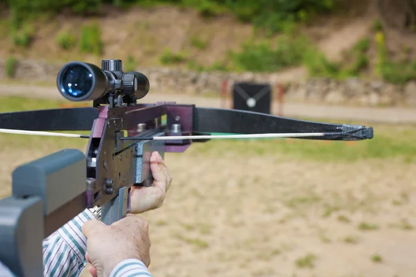 Mann zielte mit Armbrust — Stockfoto