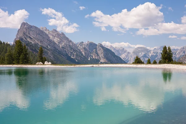 Dolomiterna berglandskap med sjön — Stockfoto