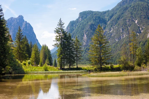 Göl Dobbiaco Dolomites dağlarda