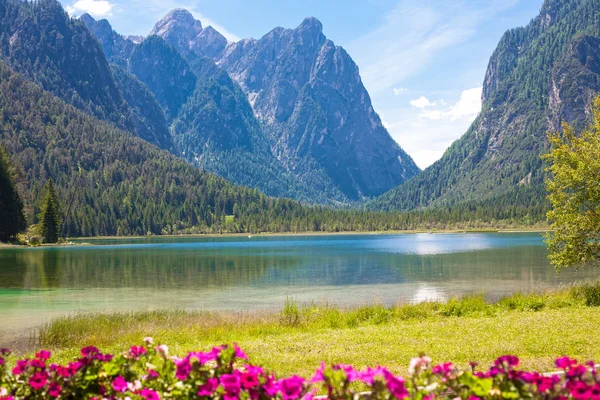 Lago Dobbiaco en las montañas Dolomitas — Foto de Stock