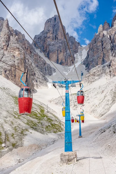 Kabelbane i Dolomitterne Royaltyfrie stock-fotos