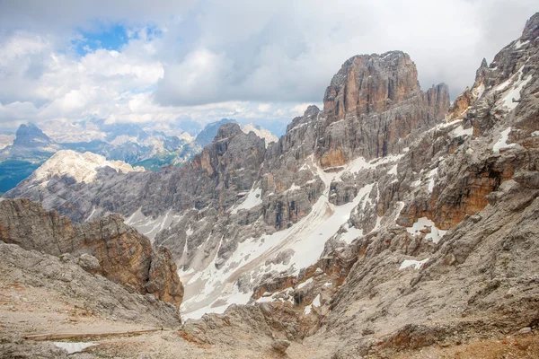 Picos de montaña en Dolomitas — Foto de Stock