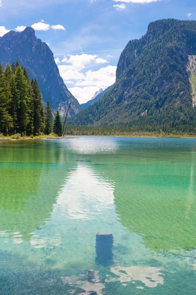 Lago dobbiaco nelle Dolomiti — Foto Stock