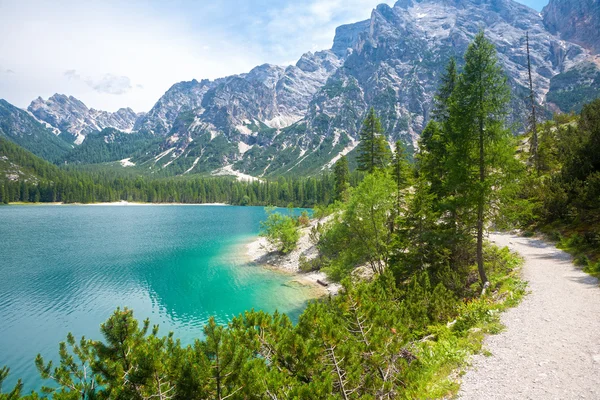 Vandringsled på sjön Braies — Stockfoto