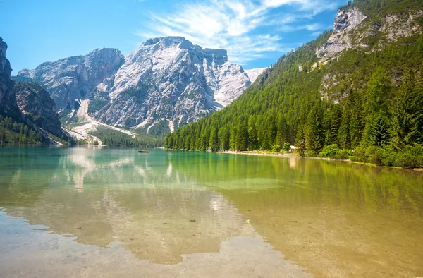 Lago Braies nas Dolomitas — Fotografia de Stock