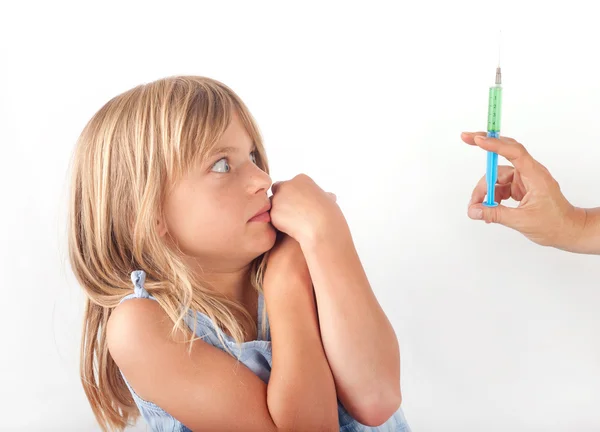 Meisje bang voor injectie — Stockfoto