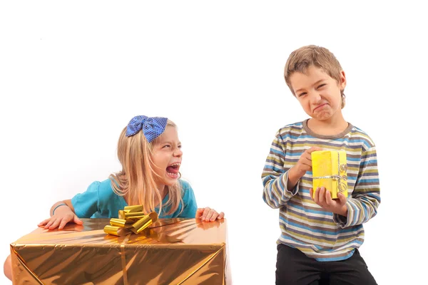 Oneerlijke cadeau geven - broers en zussen — Stockfoto