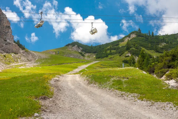 Paesaggio con funivie vicino a Cortina — Foto Stock