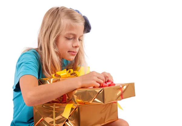 Mädchen packt ihre Geschenke aus — Stockfoto