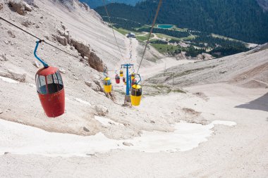 Kırmızı ve sarı teleferik Dolomit dağlarda